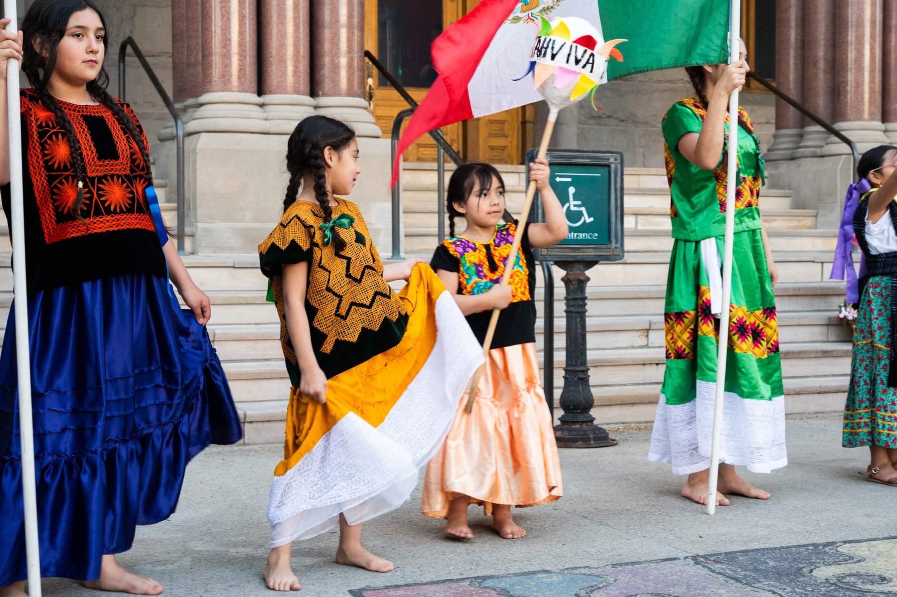 Participantes de Oaxaca en Utah en las escalinatas del edificio cívico durante Living Traditions 2026